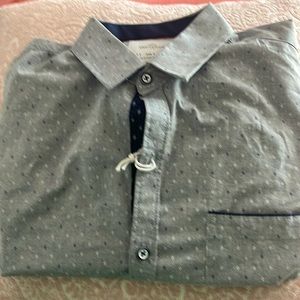 short sleeve Craft & Flow bottom down shirt.